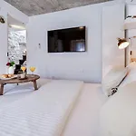 Leni House *
