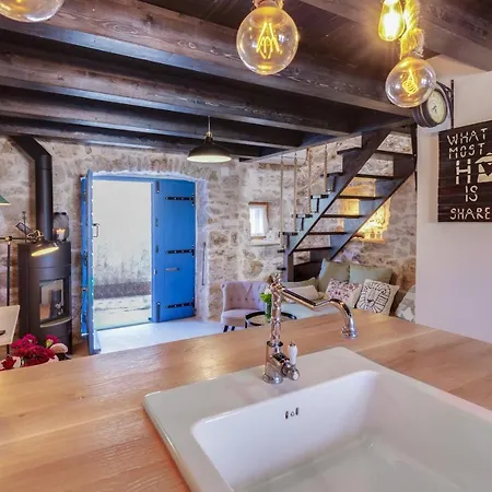 Semesterbostad Luxury Leni *