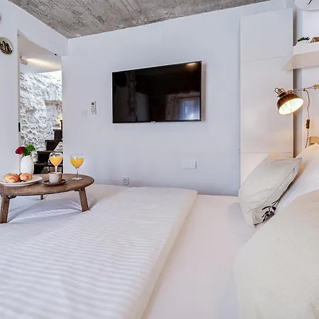 Leni House *